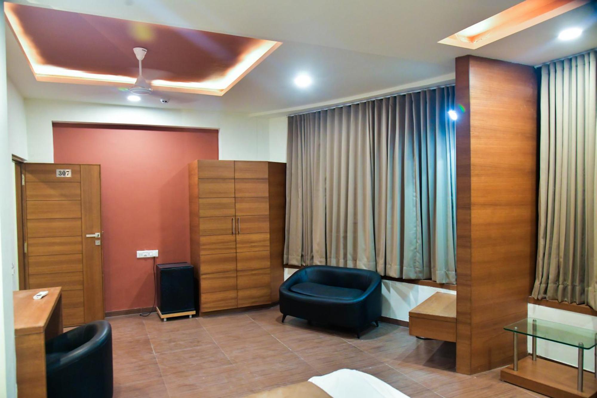 Hotel Ashooka Inn Gandhinagar Buitenkant foto