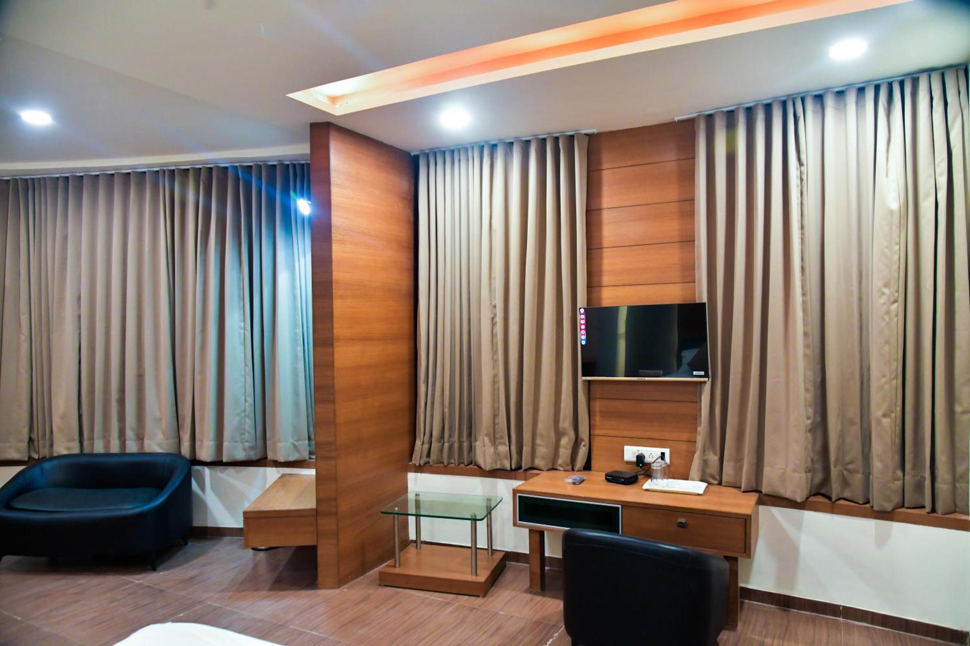 Hotel Ashooka Inn Gandhinagar Buitenkant foto