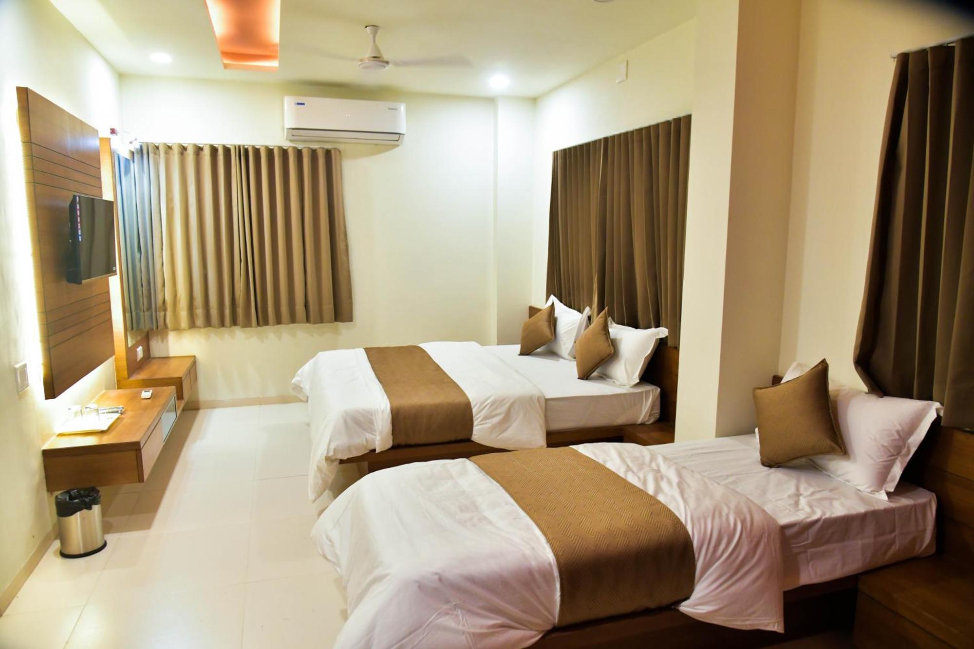 Hotel Ashooka Inn Gandhinagar Buitenkant foto