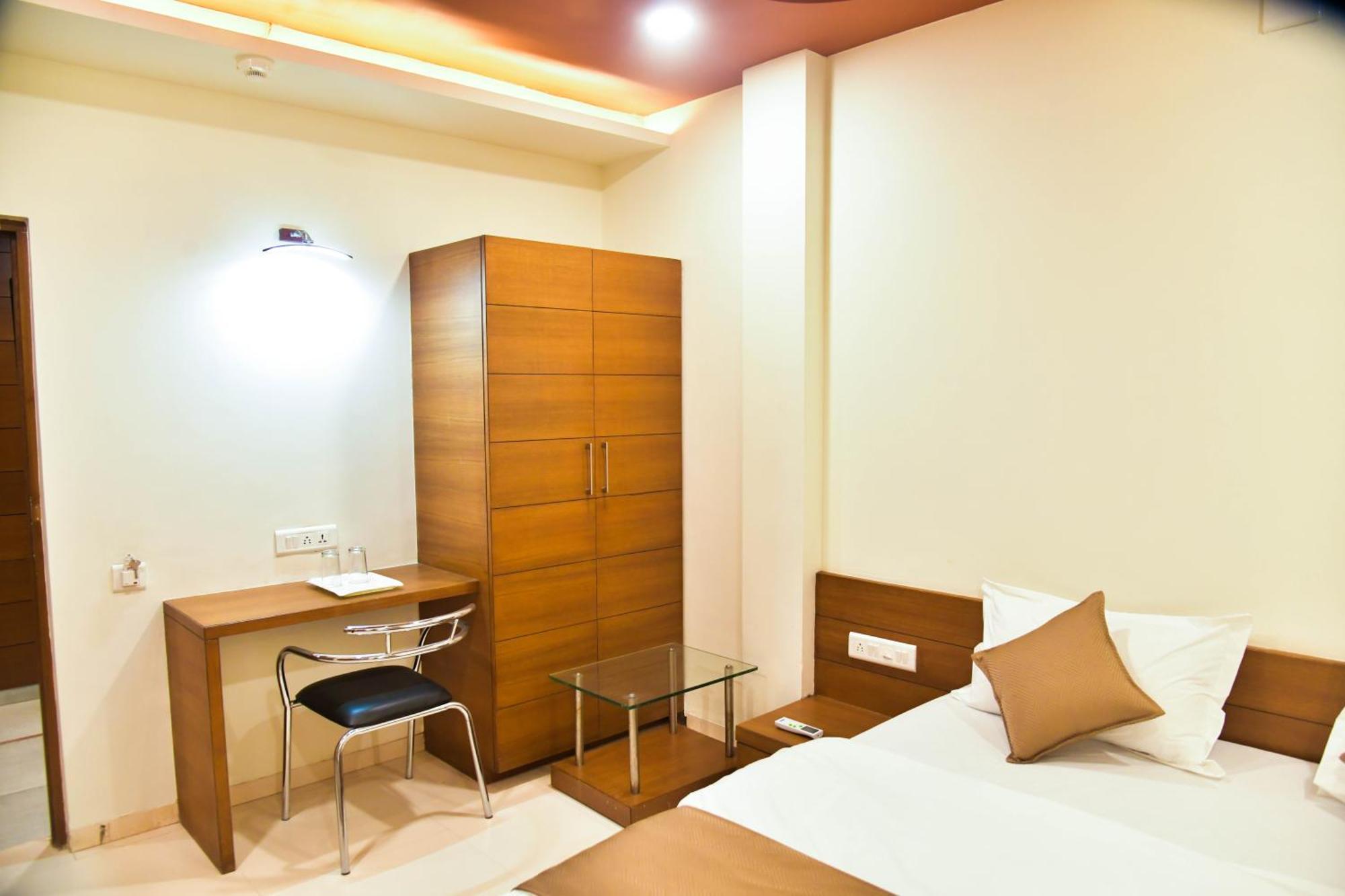 Hotel Ashooka Inn Gandhinagar Buitenkant foto